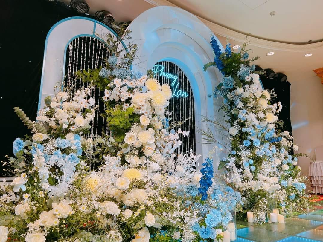 Lễ cưới ngập tràn hoa tươi với sắc hồng của hồng nhung trong không gian lãng mạn